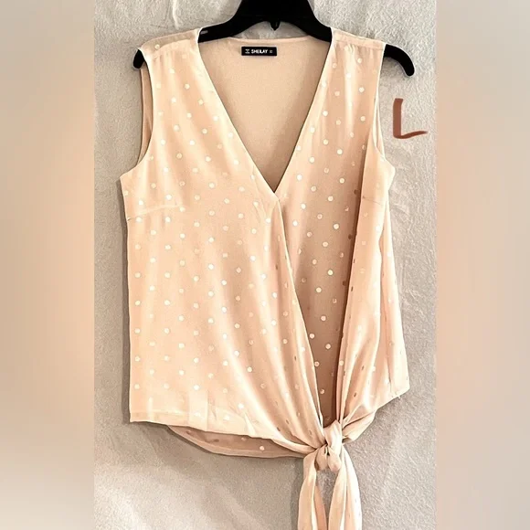 LADIES PEACH TOP WITH SILVER POLKA DOTS - Picture 1 of 1